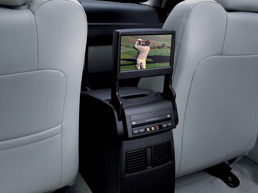 Детали интерьера Chrysler 300C (LX) 2005 года  (фото 38 из 120)